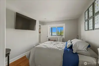 another pic of the large bed room