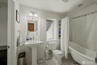 2nd bathroom with the cozy tub