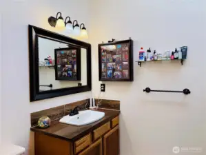 Primary bedroom ensuite 3/4 bathroom