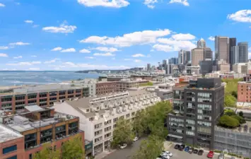Conveniently located near downtown Seattle, Pike Place Market, the new Seattle Waterfront, and T-Mobile Park to the south.