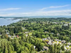 Mukilteo & down town Everett are both just minutes away.