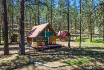 Cute cabin in the woods, near Methow Valley trails.
