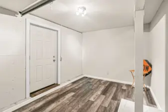 Lower Detached Room. Heated. Perfect for an Office, Music/Theatre Room, Craft Room or ?