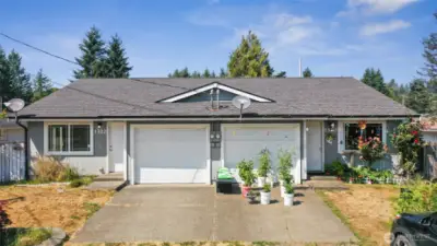 Welcome to 1320 & 1322 W Martin St. A fabulous single story investment duplex! With the new Amazon Warehouse coming to Elma and the Hospital expansion, this is a great opportunity.