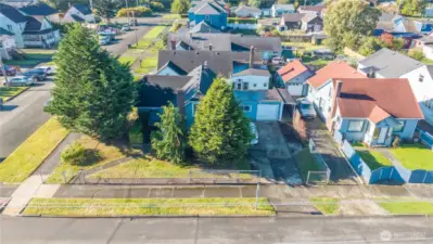 Situated close to town, hwy 101 to travel North, South or West. Easy access to the ocean beaches or Peninsula.