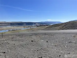 View looking to towards the Wanapum Dam