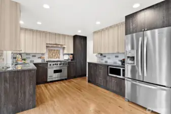 Chef-inspired kitchen with Viking 6-burner gas stove, Bosch dishwasher, custom cabinetry, and tons of prep space.