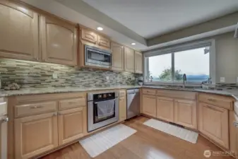 Granite counter tops & built-in appliances