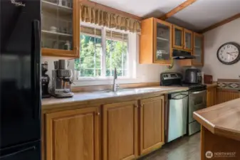 Well designed kitchen with plenty of room!