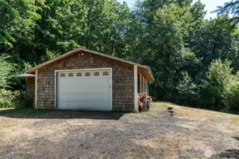 Upper Garage Workshop w/automatic garage door