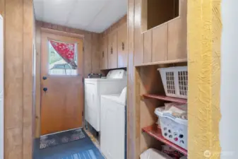 Laundry room with washer and dryer that stays