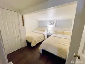 1sr Bedroom