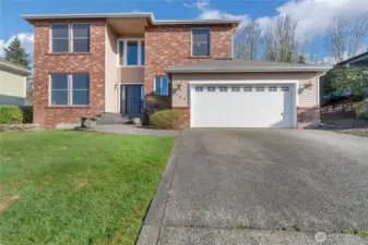 Spacious 4-bedroom, 2.5 bath home nestled in the sought after neighborhood of Sinclair Heights.  Easy commute to Hwy. 16, Shipyard, and Ferry system for commuters.