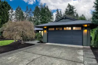 2-car garage also has 2-driveway parking spots