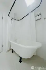Shared bath for rooms 4 and 7