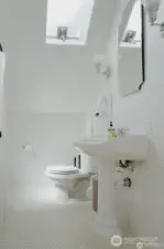 Shared bath for rooms 4 and 7