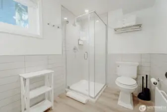 Room 5, bathroom