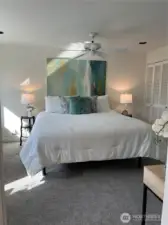 The king bed fits nicely