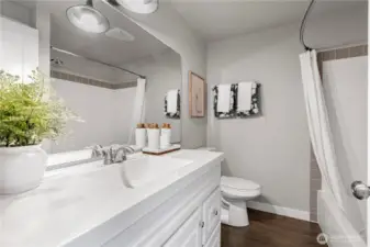 Clean and functional full bath, perfect for everyday use or guests