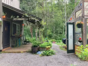 The cottage and the opening toward the greenhouse