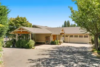 Large driveway & carport - tons of parking