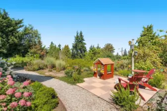 Charming garden leading to patio w/ gas line for firepit