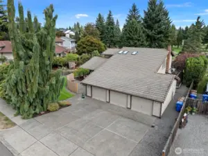 Front driveway/garage.
