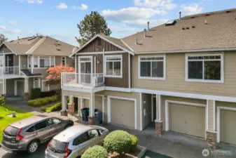 End-unit Sammamish condo with private garage and territorial views in Cameray community