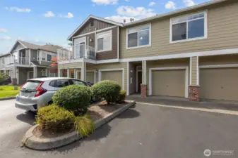 End-unit Sammamish condo with private garage and territorial views in Cameray community