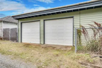 2 bay doors face the alley on the south end of the lot.