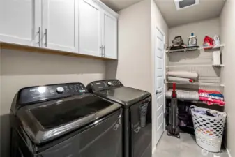 Lg Laundry room with storage