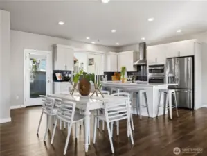 Access to the fenced backyard!