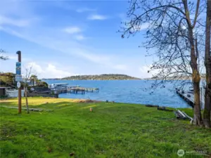 Lake Washington nearby!