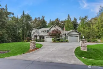 Just minutes from Aldarra Golf Club. 20 minutes to Redmond Town Center and 30 minutes to Bellevue. Abundant wildlife sightings, including; black-tailed deer, owls, eagles, rabbits, and the occasional black bear.