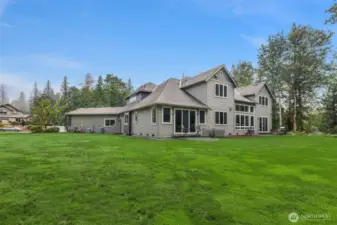 Embrace the tranquil outdoor setting with a sunny level and endless lawn  for frisbee, golf, and so much more. Just minutes from Aldarra Golf Club. 20 minutes to Redmond Town Center and 30 minutes to Bellevue.