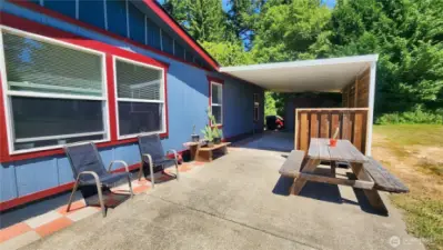 Carport and shed as well as picnic area