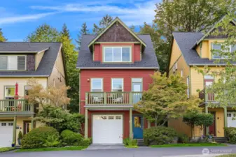 Welcome home! Standalone townhome in established Courtyards On Madison Neighborhood is a turnkey home waiting for its next owner.