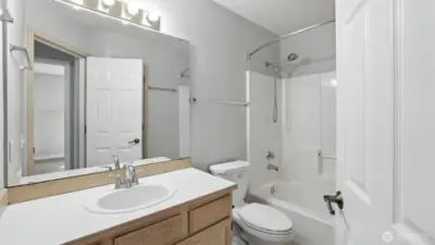 Full hall bath upstairs