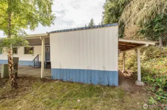 Storage shed with lean to