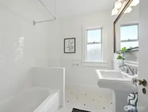 Upstairs full bathroom.