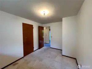 Middle bedroom, 1 closet
