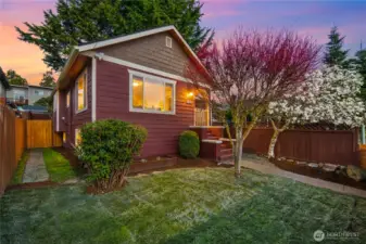 Freshly landscaped yard with new sod and bark. Fully fenced front yard with adorable pathways.