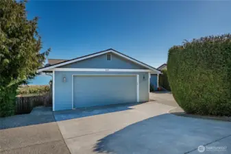 Parking for four cars at the entry