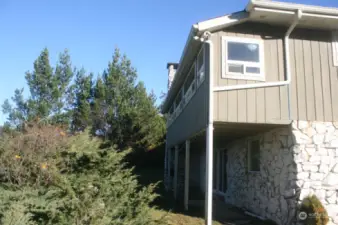 Covered patio area on side of home.