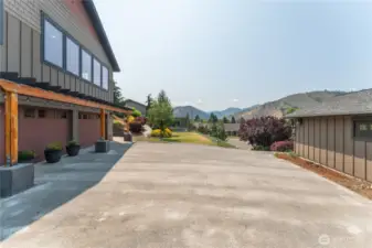 Nice driveway space allows for easy maneuverability.