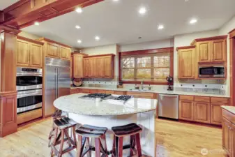 Inviting kitchen with gas cook top island. Sub zero fridgerator and viking cook top too!