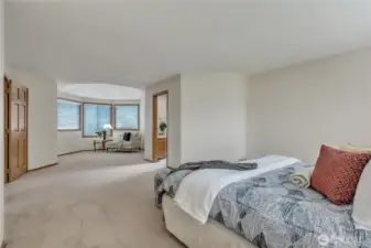 The cozy sleeping area also faces a large sitting area, creating a perfect balance of comfort and space. It’s an ideal setup for relaxation, whether for reading or lounging.