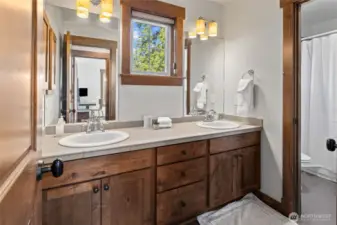 Upstairs full bathroom