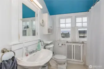 Full bathroom that serves the upstairs bedrooms.