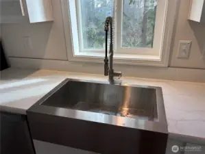 Stainless Farm Sink with Pull Faucet